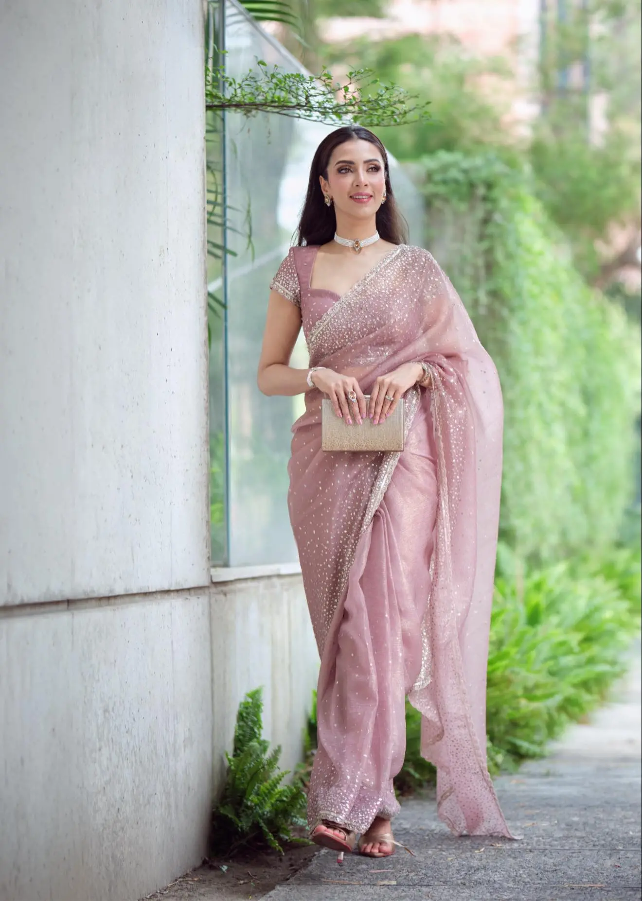 প্যাস্টেল এলিগ্যান্সে অপরূপ মিম