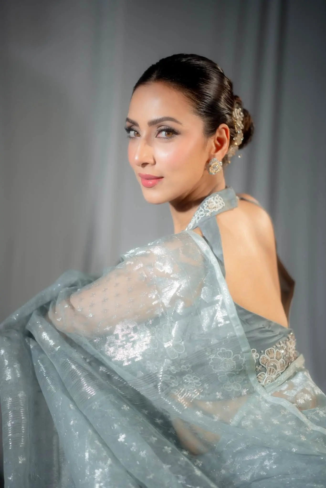 জামদানির স্বপ্নিল আবহে মুগ্ধতা ছড়ালেন মিম