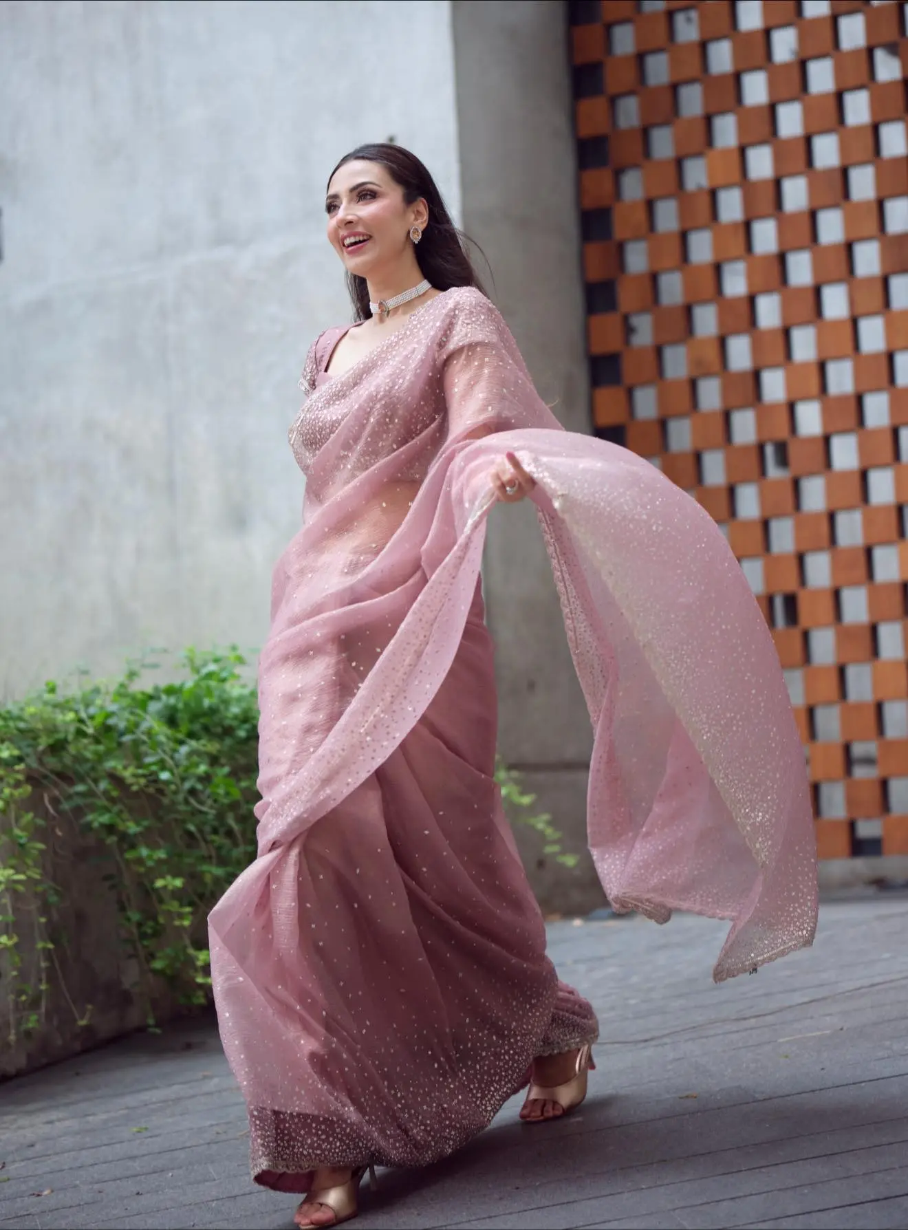 প্যাস্টেল এলিগ্যান্সে অপরূপ মিম