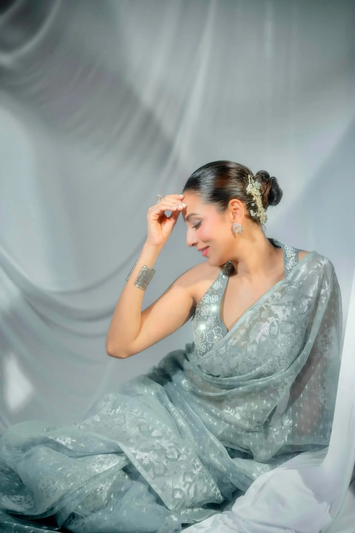 জামদানির স্বপ্নিল আবহে মুগ্ধতা ছড়ালেন মিম