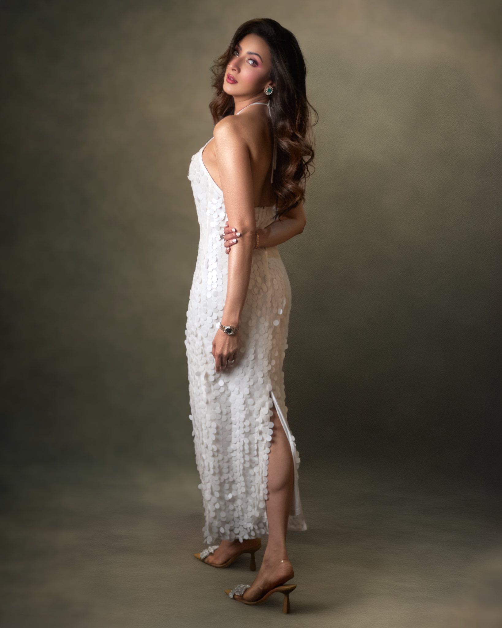 শুভ্র সৌন্দর্যে প্রেমের সপ্তাহে মিমের নীরব ঝলক