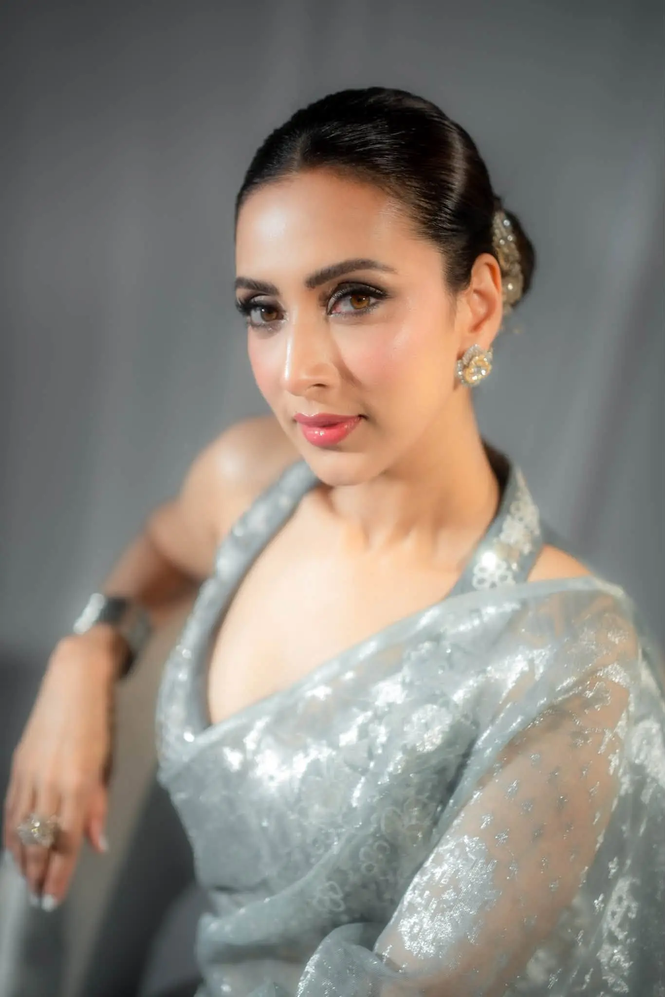 জামদানির স্বপ্নিল আবহে মুগ্ধতা ছড়ালেন মিম