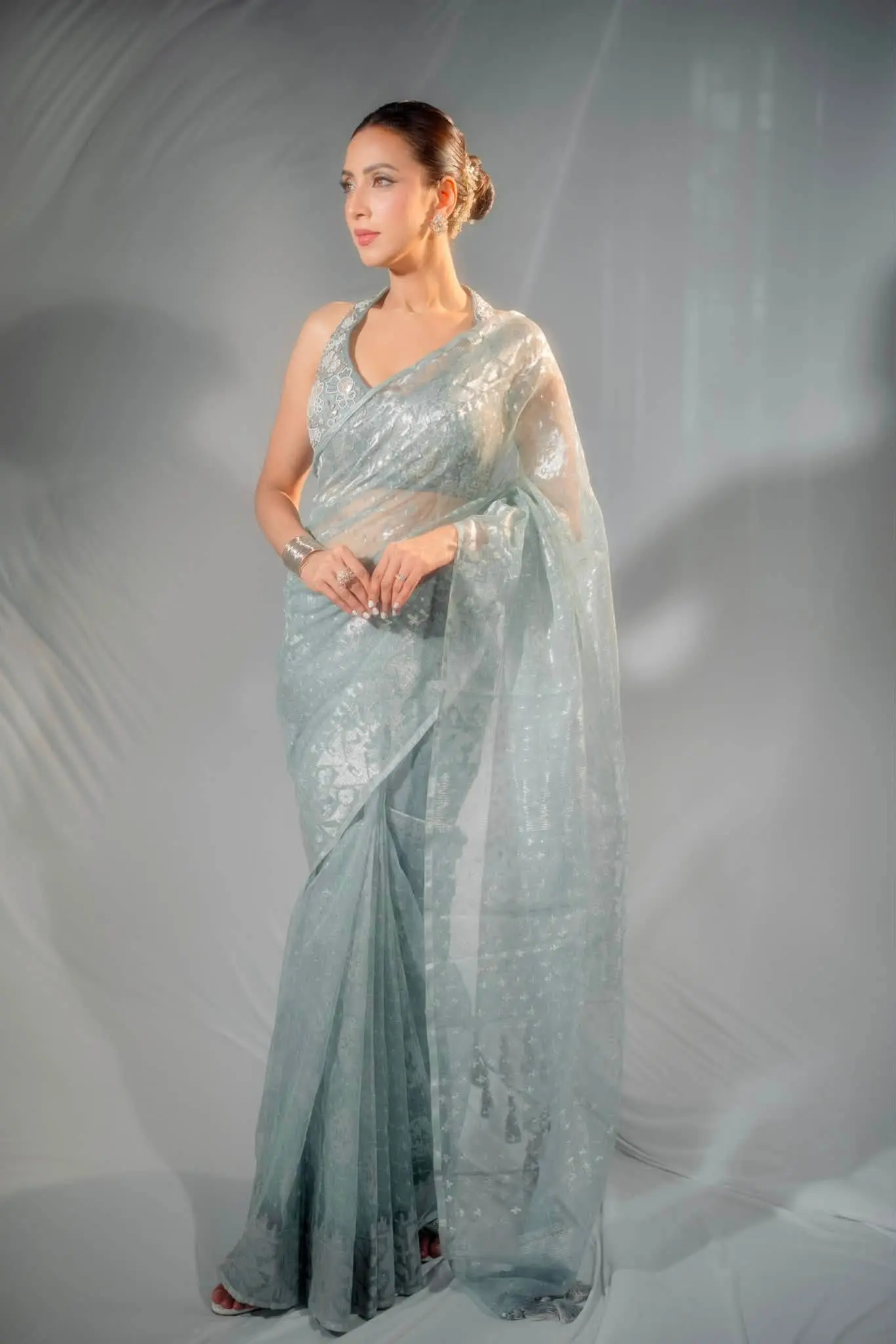 জামদানির স্বপ্নিল আবহে মুগ্ধতা ছড়ালেন মিম