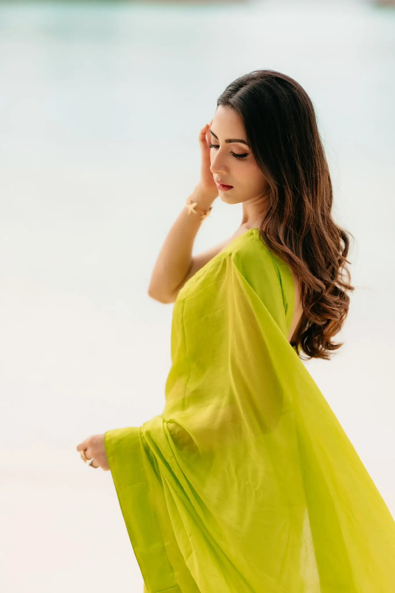 লাইম-গ্রিনে সমুদ্রপাড়ে আত্মবিশ্বাসী মীম