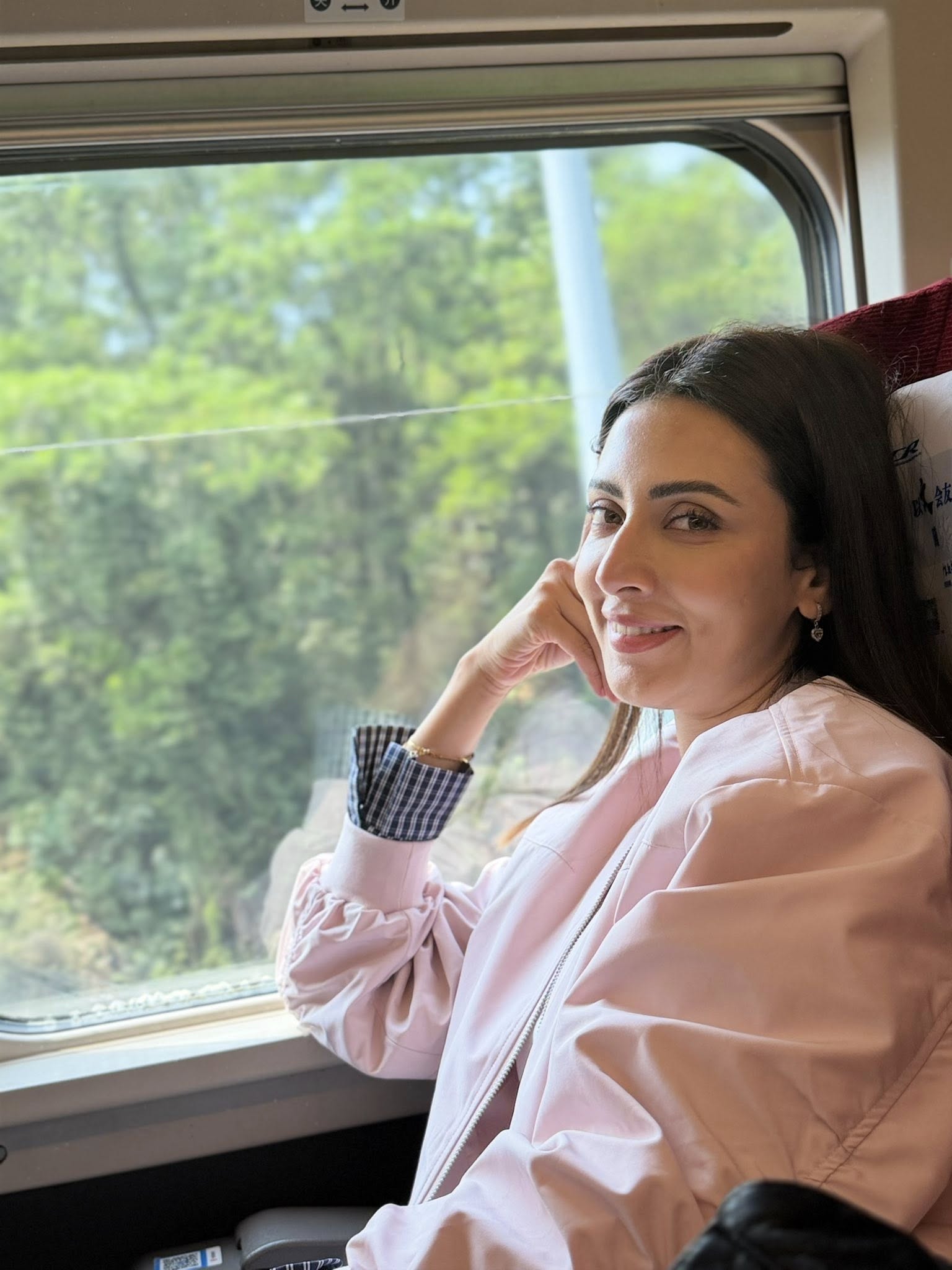 নতুন দেশে প্রাণবন্ত মিম