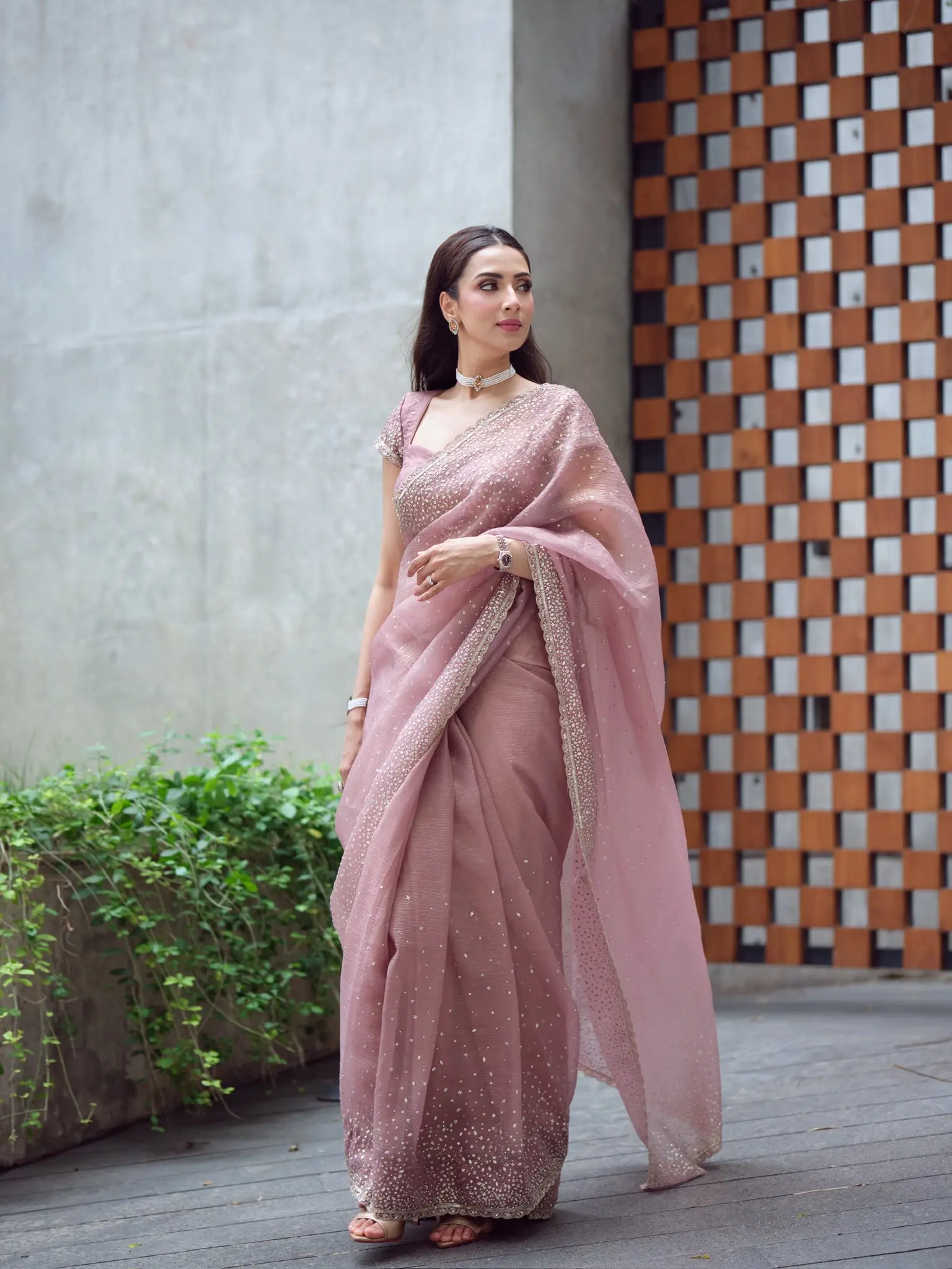 প্যাস্টেল এলিগ্যান্সে অপরূপ মিম