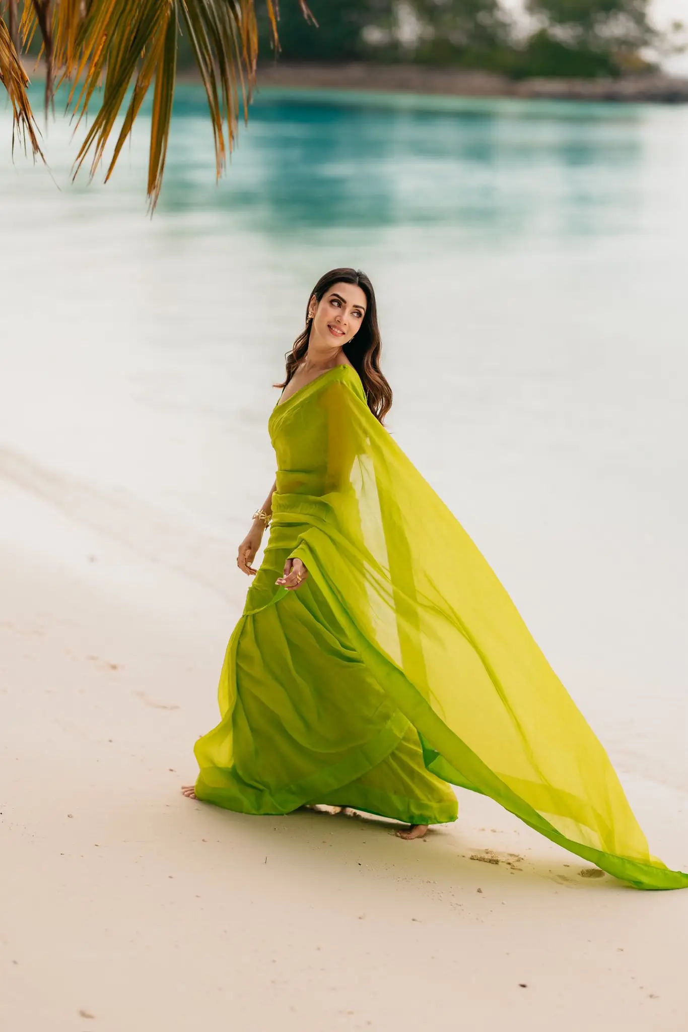 লাইম-গ্রিনে সমুদ্রপাড়ে আত্মবিশ্বাসী মীম