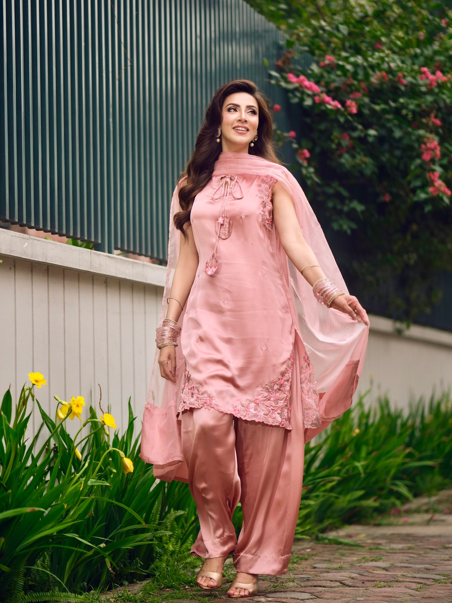 প্যাস্টেল গোলাপি আভিজাত্যে মায়াবী মিম