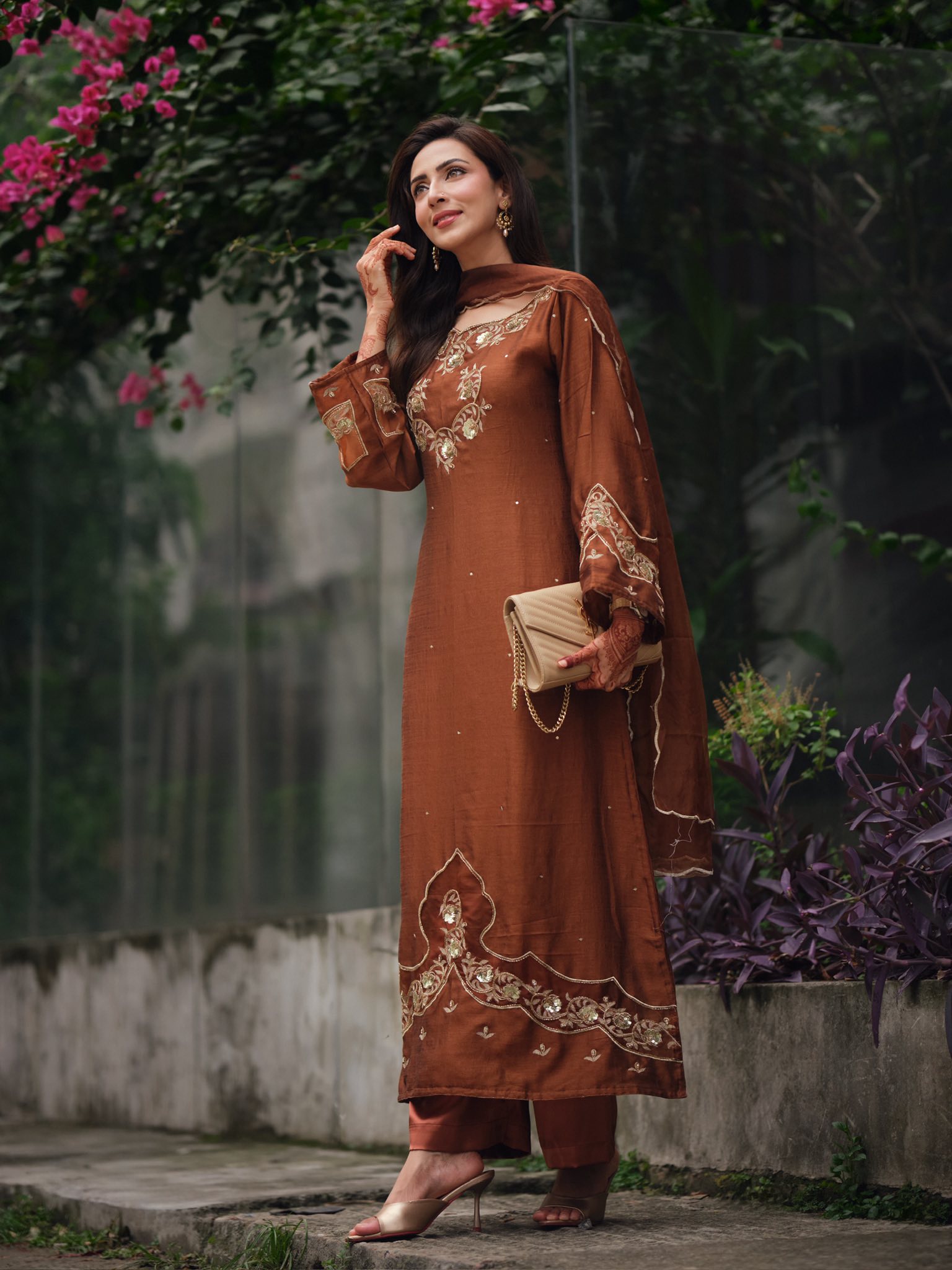 সাদামাটা পোশাকেই সিগ্ধ মিম