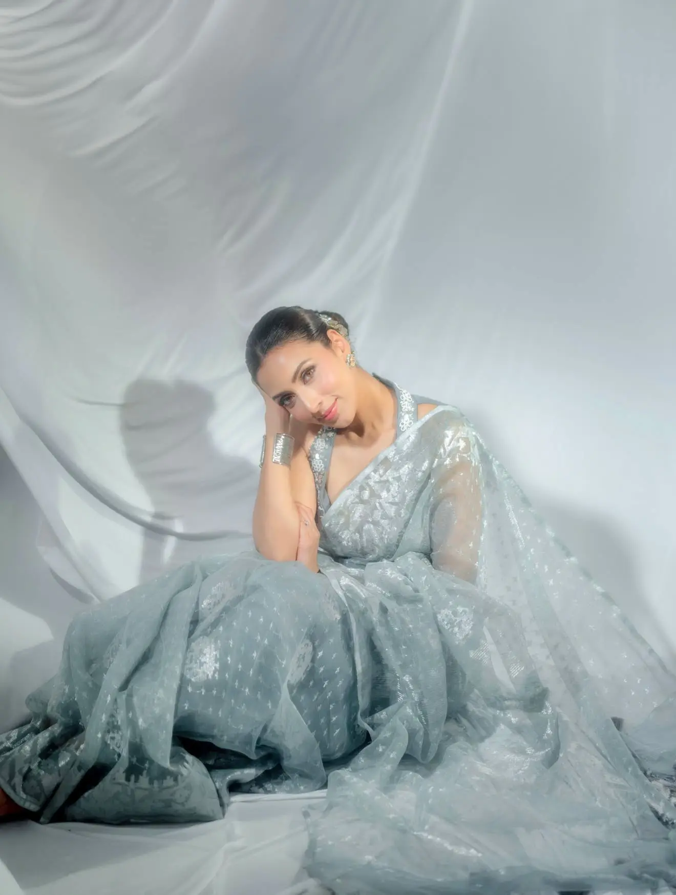 জামদানির স্বপ্নিল আবহে মুগ্ধতা ছড়ালেন মিম