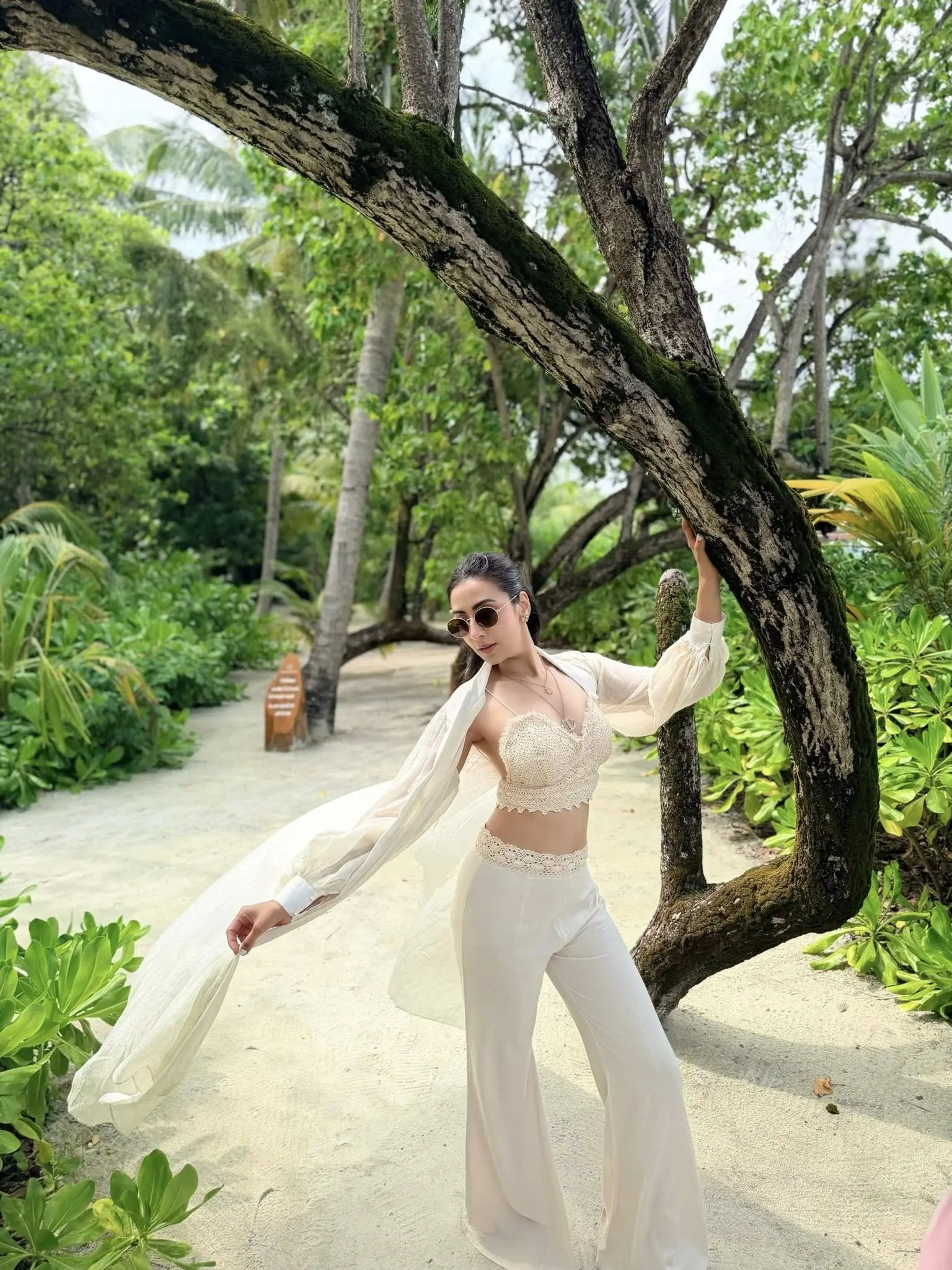 সফট ক্রিম শেডে মালদ্বীপে মিমের স্টাইলিস্ট লুক