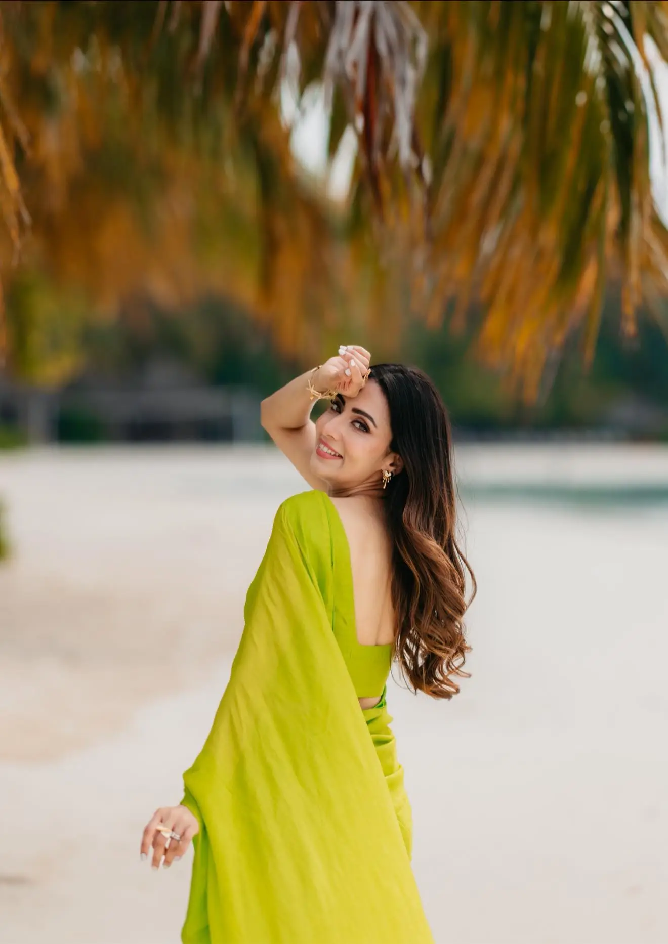 লাইম-গ্রিনে সমুদ্রপাড়ে আত্মবিশ্বাসী মীম