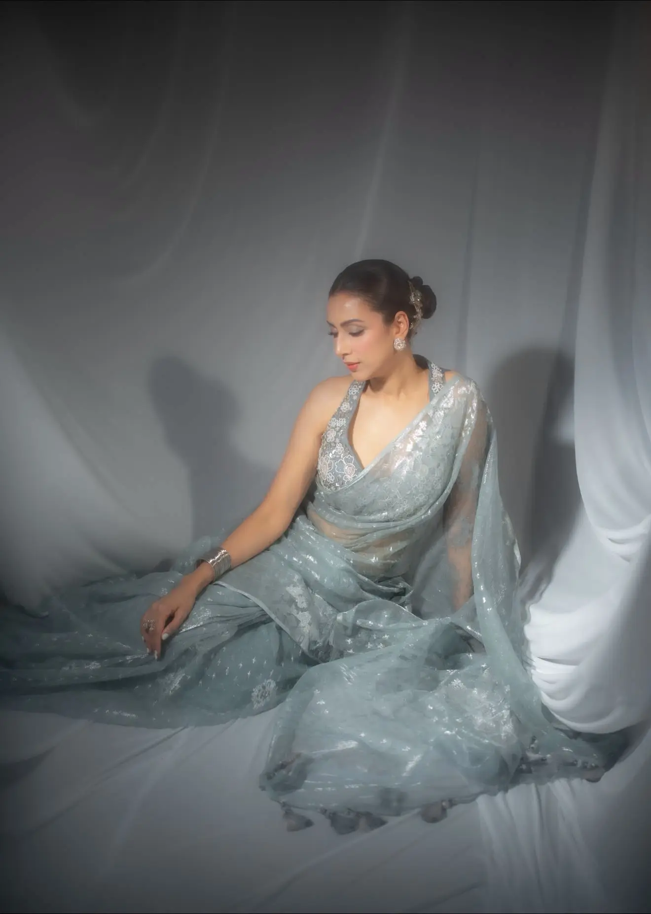 জামদানির স্বপ্নিল আবহে মুগ্ধতা ছড়ালেন মিম