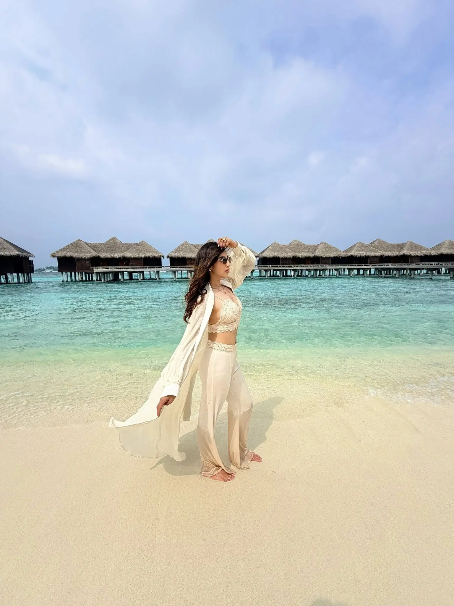 সফট ক্রিম শেডে মালদ্বীপে মিমের স্টাইলিস্ট লুক