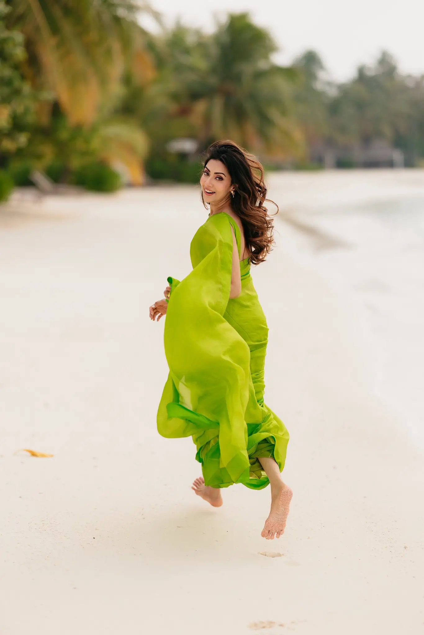 লাইম-গ্রিনে সমুদ্রপাড়ে আত্মবিশ্বাসী মীম