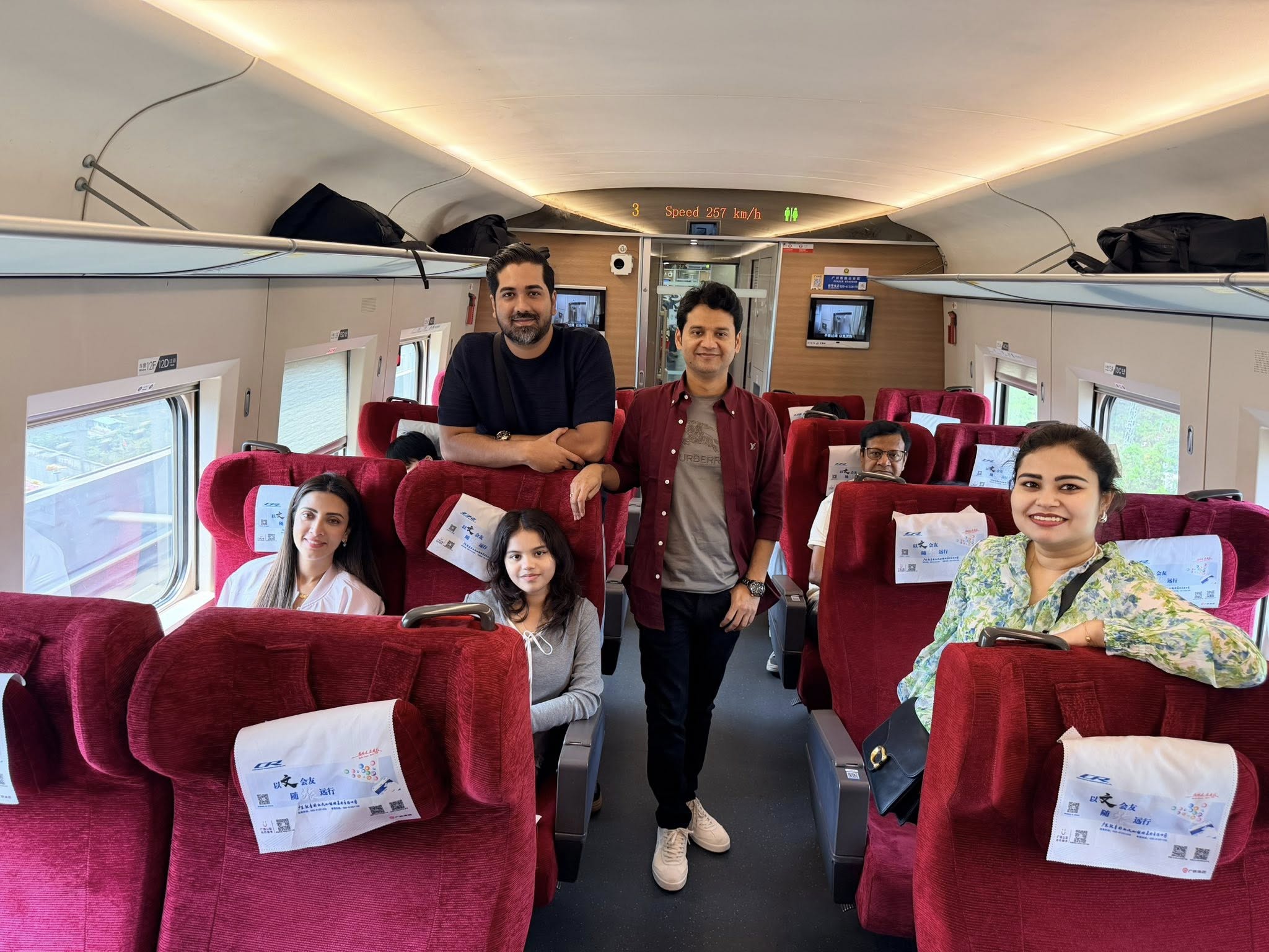 নতুন দেশে প্রাণবন্ত মিম