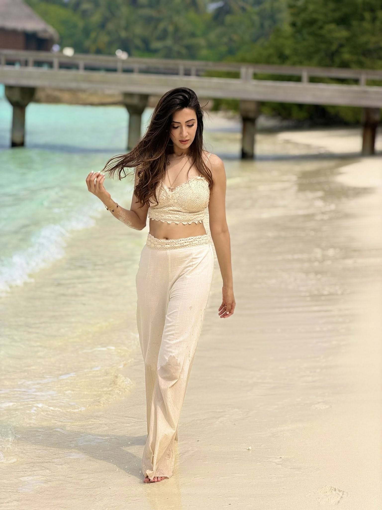 সফট ক্রিম শেডে মালদ্বীপে মিমের স্টাইলিস্ট লুক