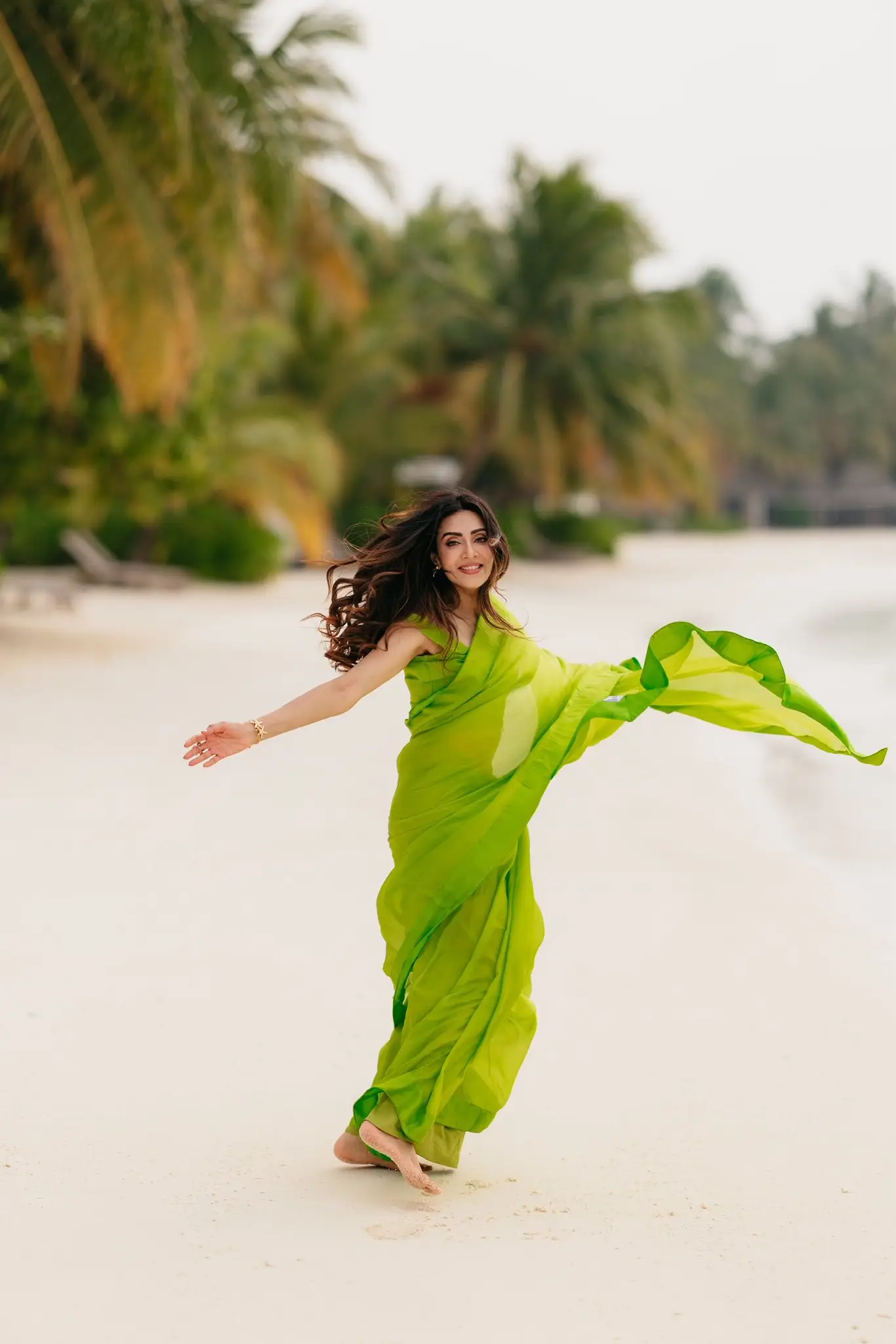 লাইম-গ্রিনে সমুদ্রপাড়ে আত্মবিশ্বাসী মীম