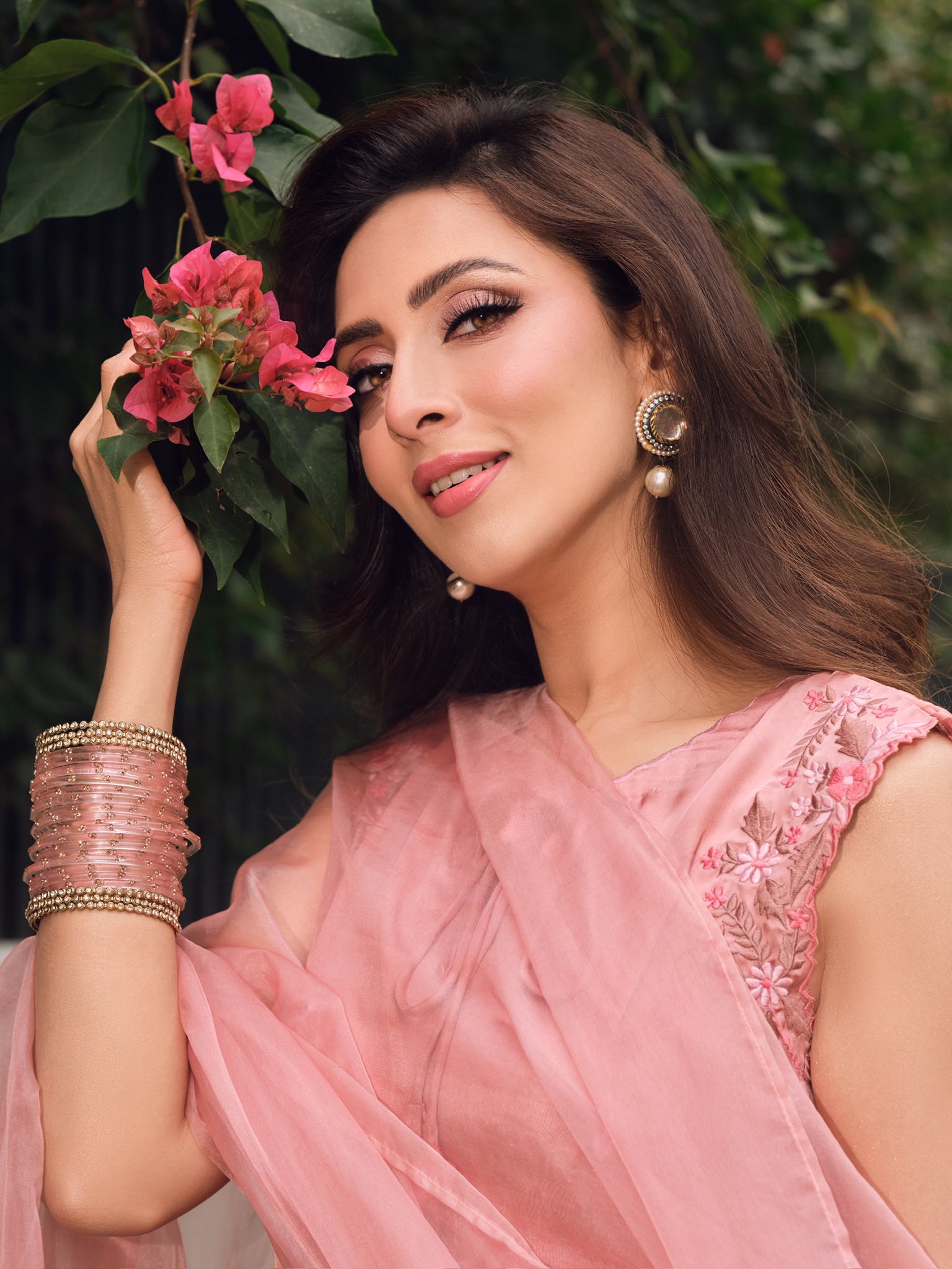 প্যাস্টেল গোলাপি আভিজাত্যে মায়াবী মিম