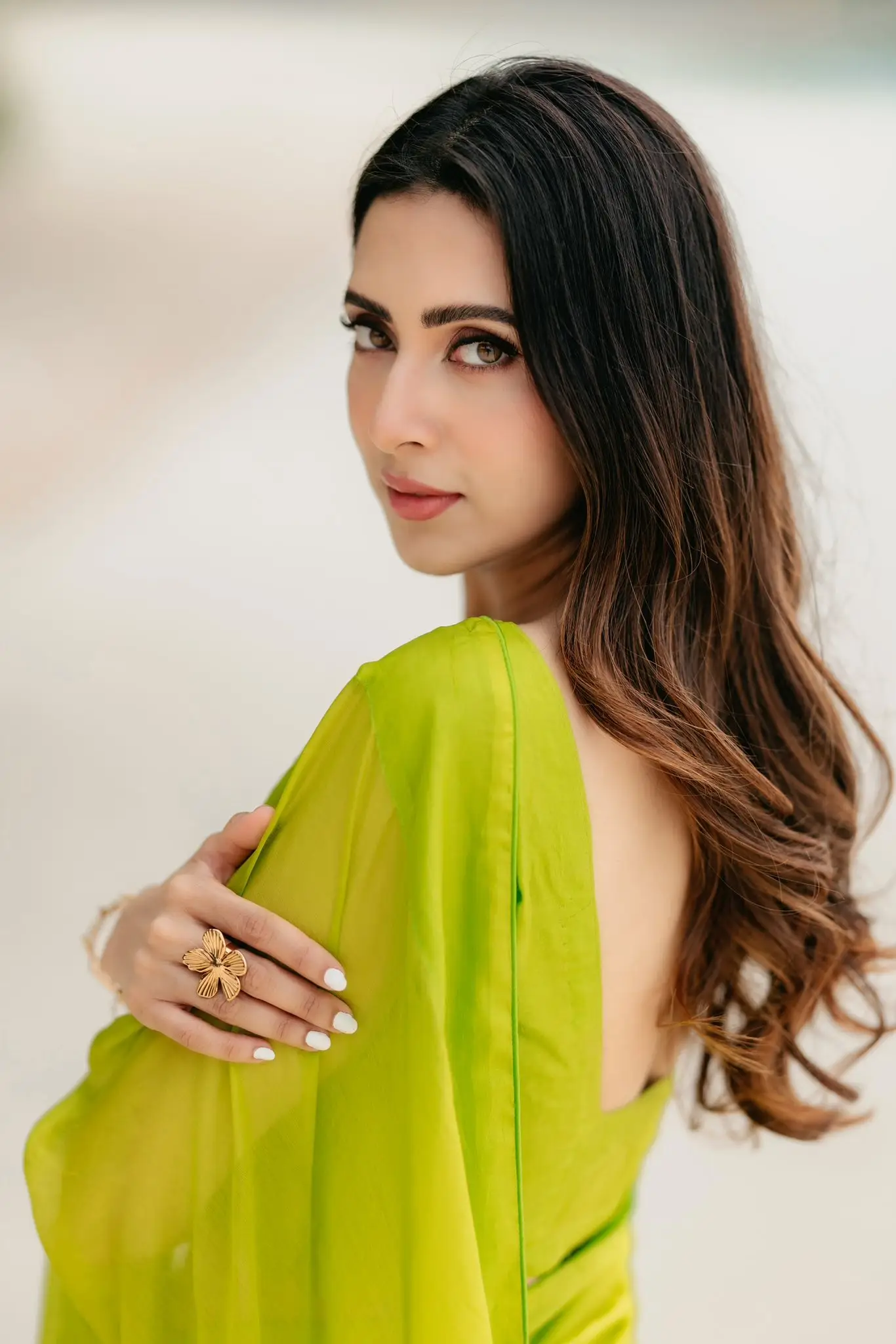 লাইম-গ্রিনে সমুদ্রপাড়ে আত্মবিশ্বাসী মীম