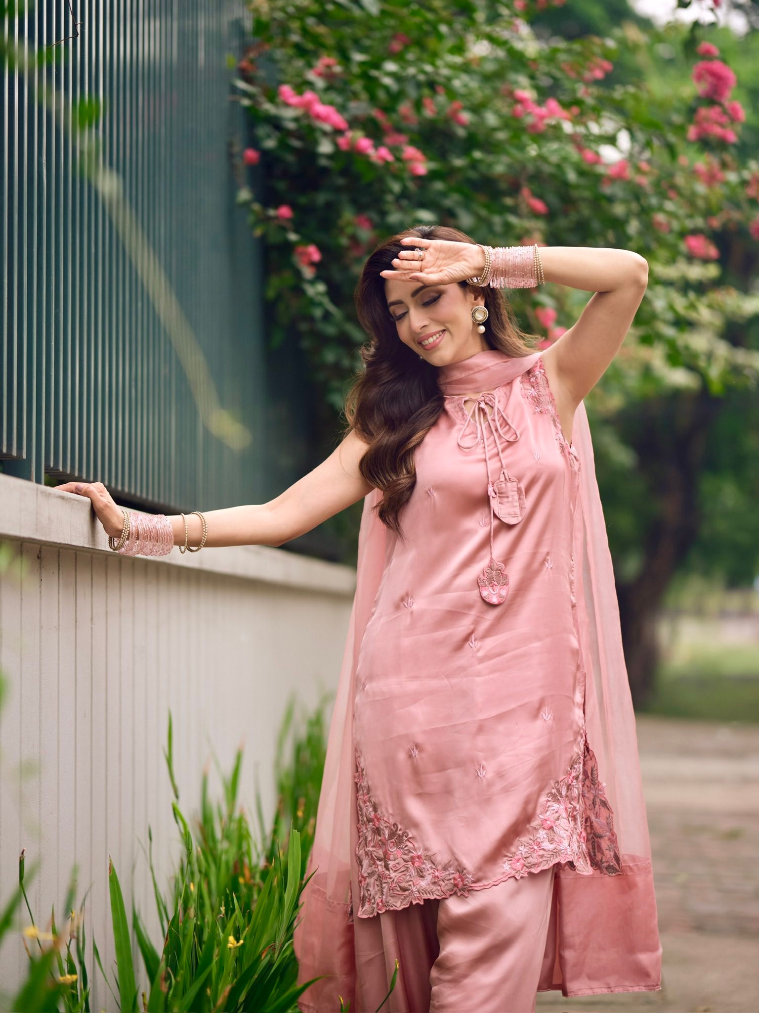 প্যাস্টেল গোলাপি আভিজাত্যে মায়াবী মিম