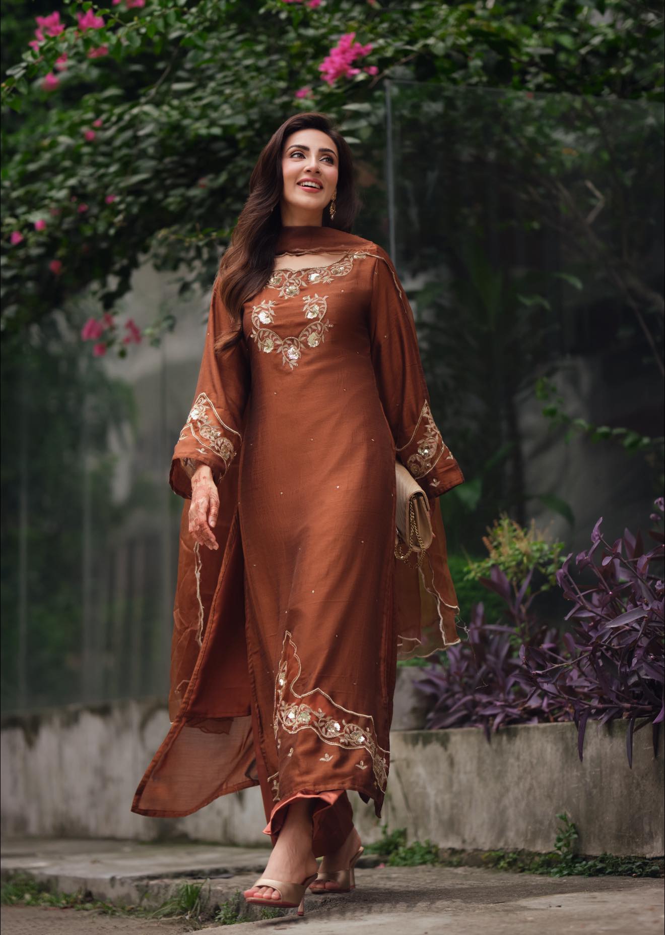 সাদামাটা পোশাকেই সিগ্ধ মিম