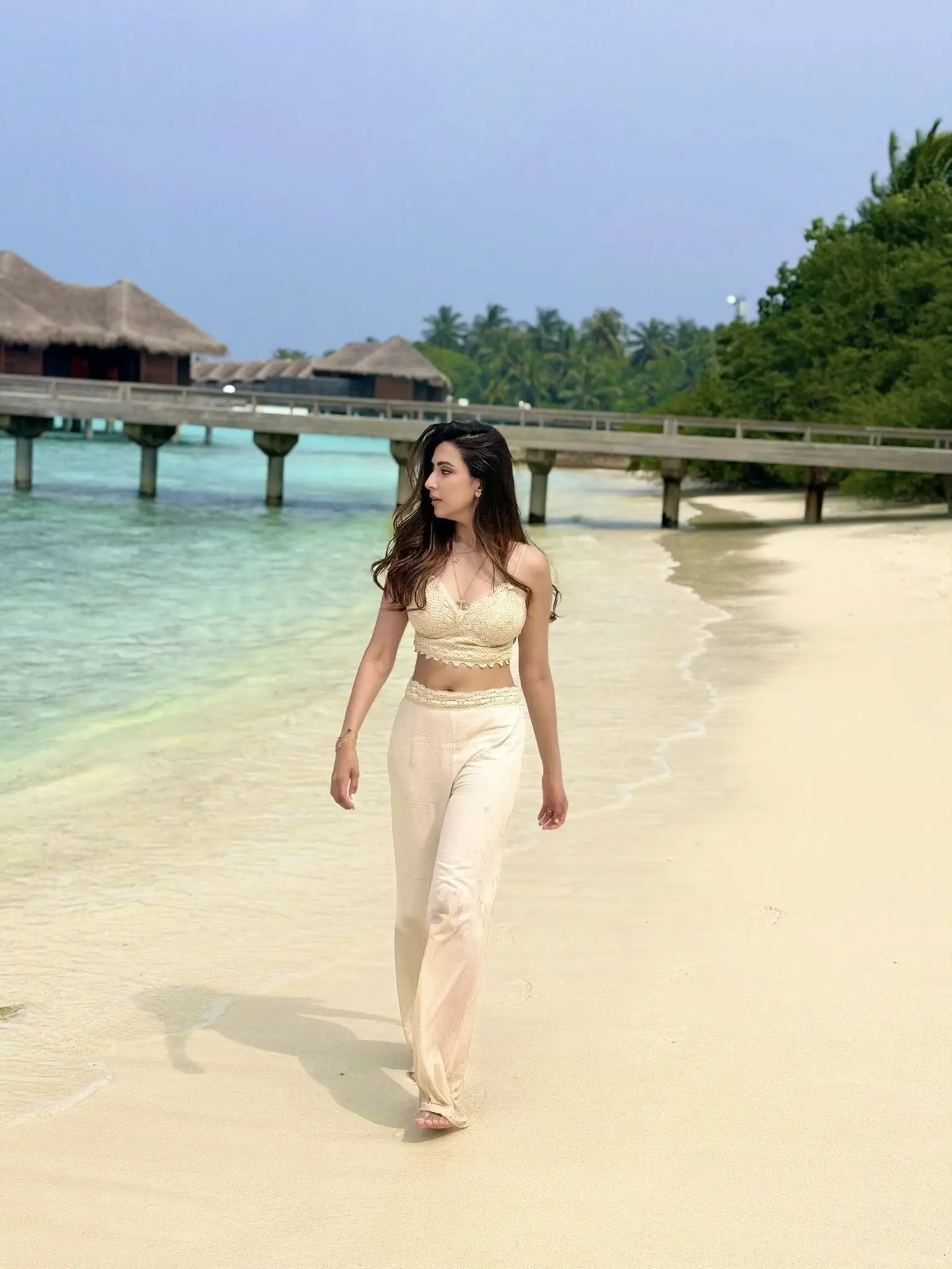 সফট ক্রিম শেডে মালদ্বীপে মিমের স্টাইলিস্ট লুক