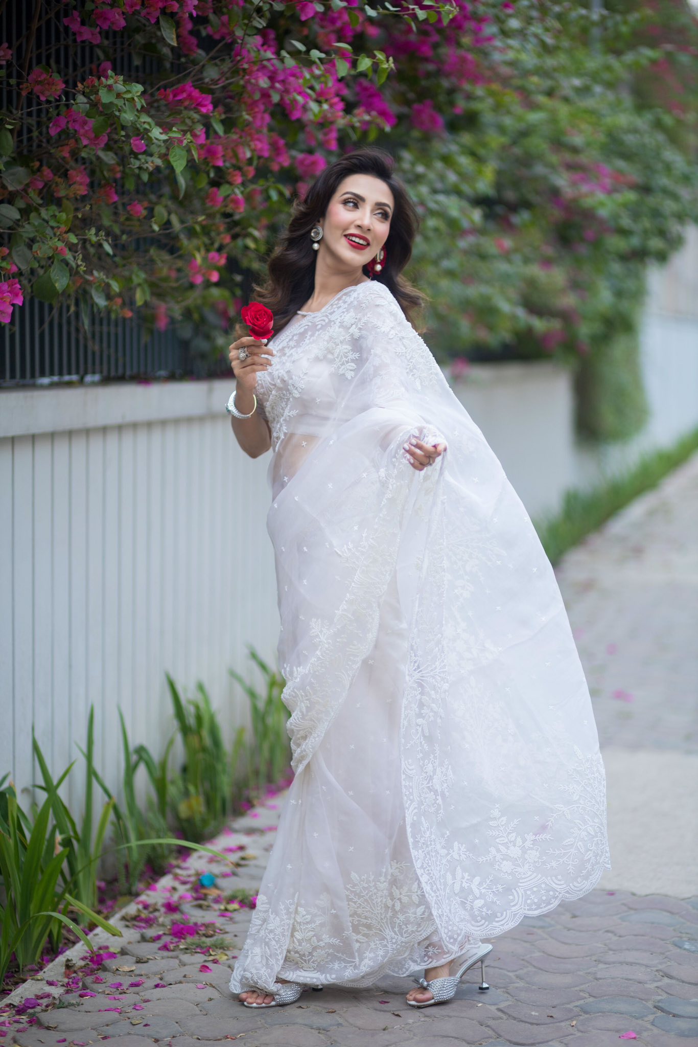 নরম আভায় ধরা দিলেন গ্ল্যামারাস মিম