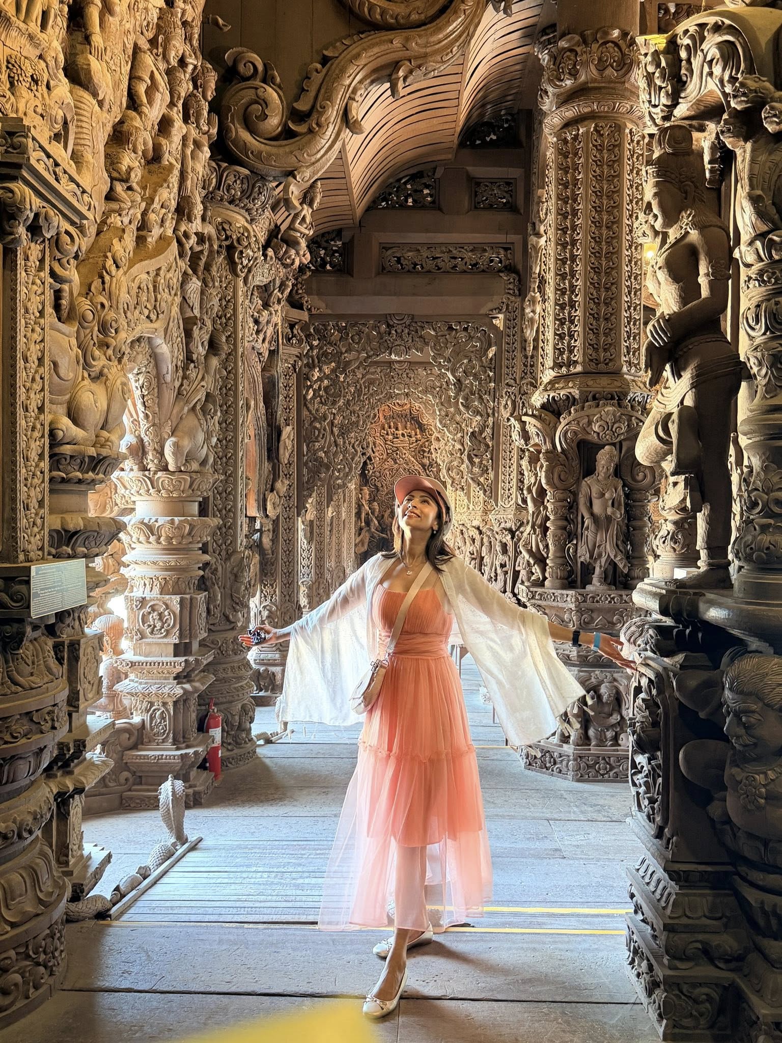 নান্দনিক লুকে মুগ্ধতা ছড়ালেন মিম