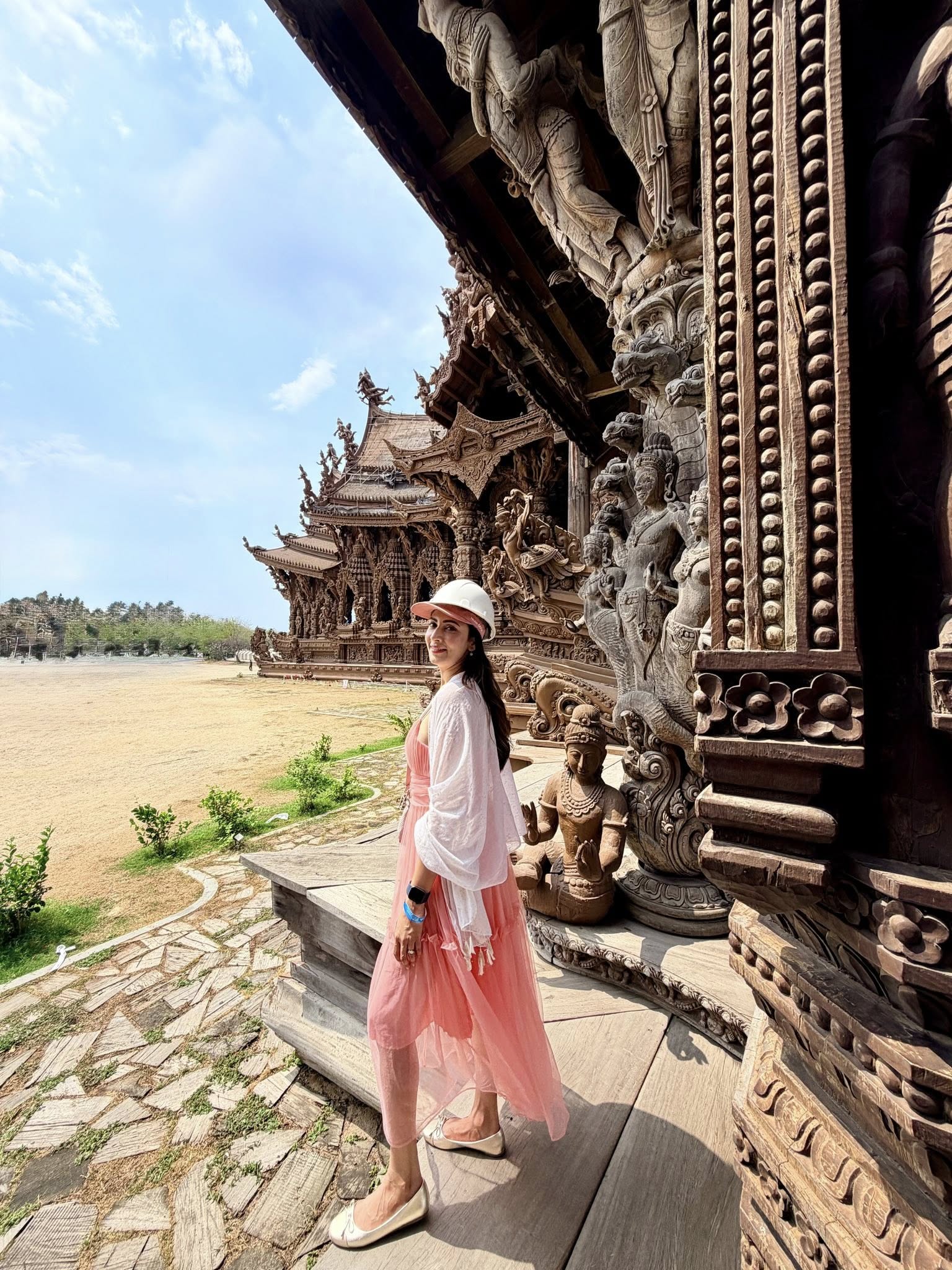 নান্দনিক লুকে মুগ্ধতা ছড়ালেন মিম