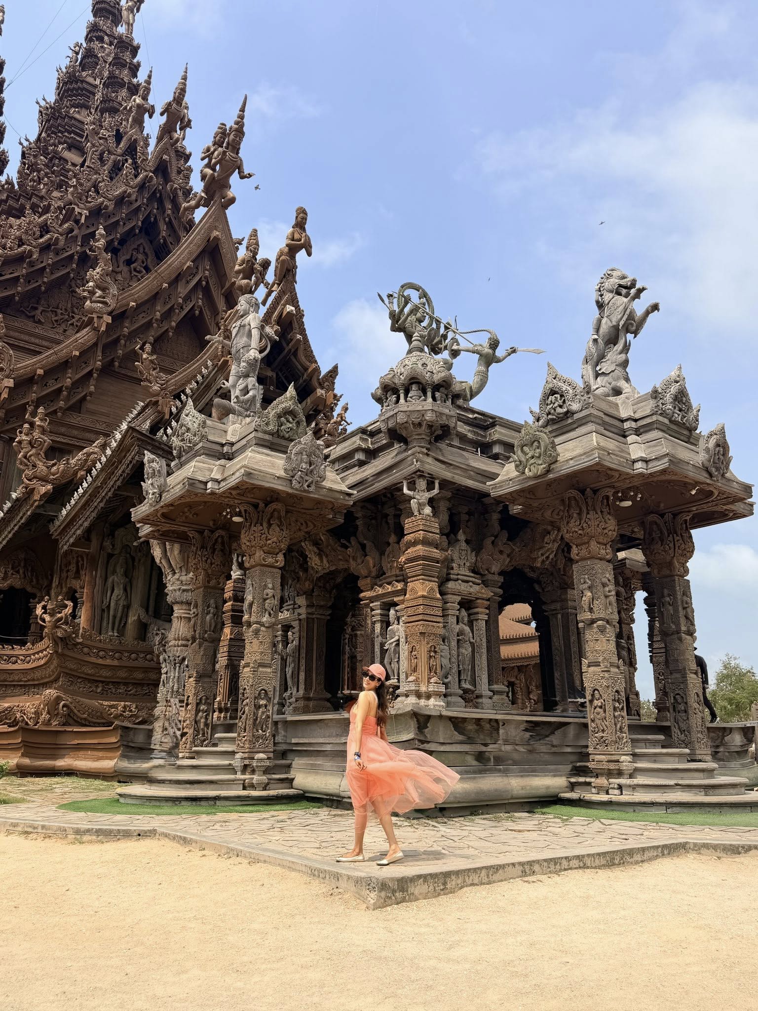 নান্দনিক লুকে মুগ্ধতা ছড়ালেন মিম