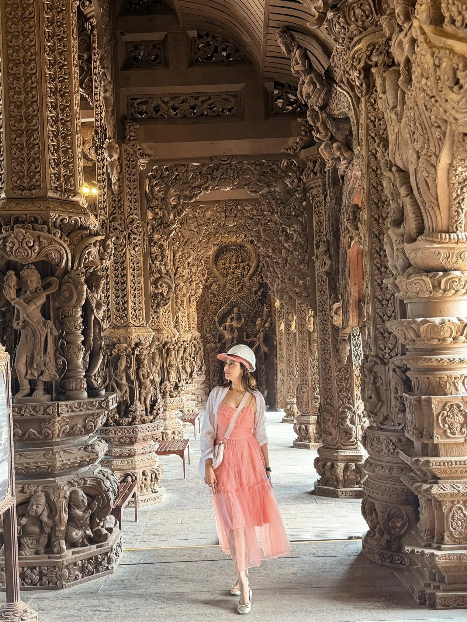 নান্দনিক লুকে মুগ্ধতা ছড়ালেন মিম