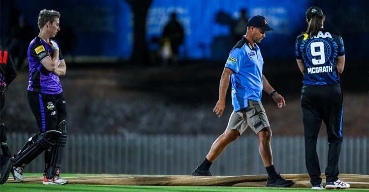 ইনিংস বিরতিতে পিচে গর্ত, পরিত্যক্ত নারী বিগব্যাশের ম্যাচ