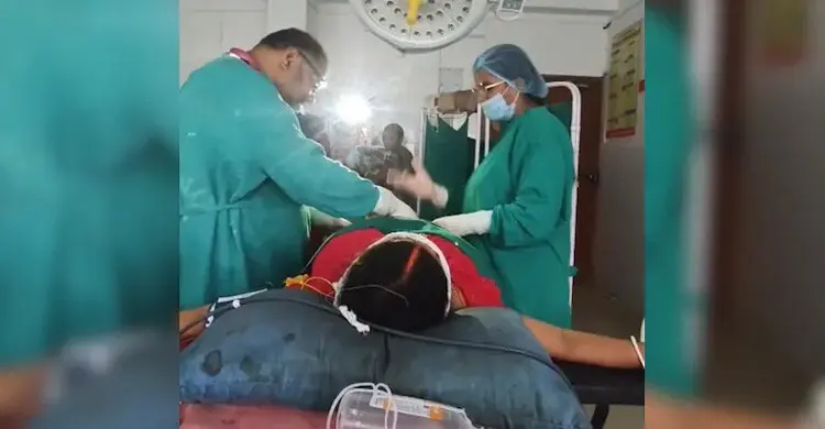 বিদ্যুৎ না থাকায় টর্চের আলোয় অস্ত্রোপচার
