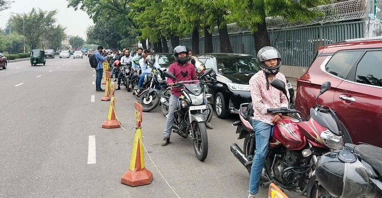 সরকার বলছে অভাব নেই, তাহলে তেল পাই না কেন— প্রশ্ন রাইড শেয়ারিং চালকের
