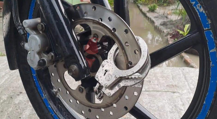 চোরের ভয়ে পুলিশের মোটরসাইকেলে হ্যান্ডকাপ!