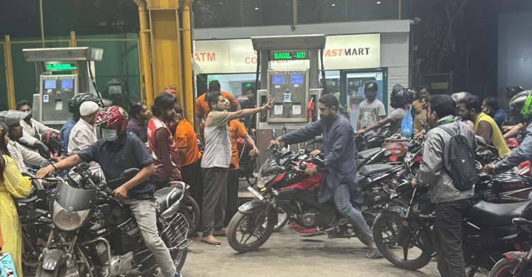 ট্যাংকি ফুল করার হিড়িক, পাম্পে ঝুলছে ‘তেল নেই’