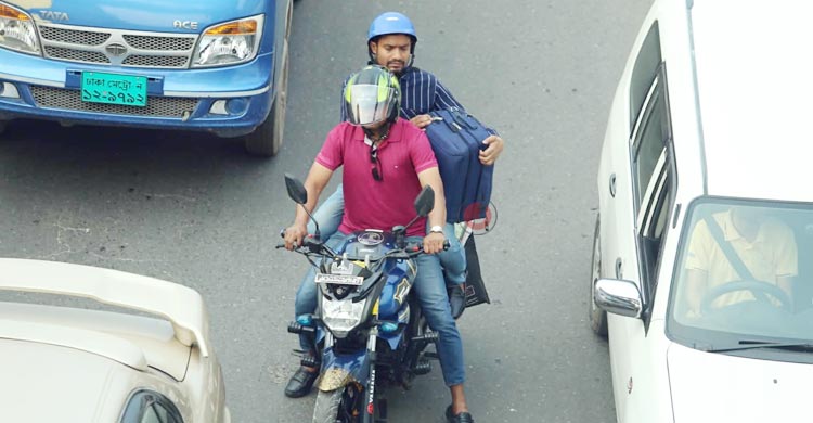 ঝুঁকি জেনেও মোটরসাইকেলে ২০ লাখ পরিবারের ঈদযাত্রা