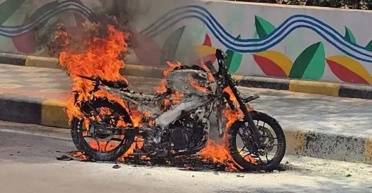 প্রায়ই বাইকে তেল নেওয়ার পরই আগুন লাগছে, সতর্ক হবেন যেভাবে