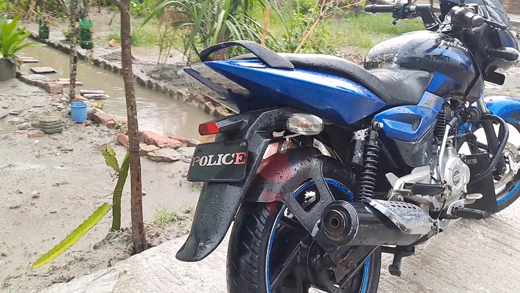 চোরের ভয়ে পুলিশের মোটরসাইকেলে হ্যান্ডকাপ!