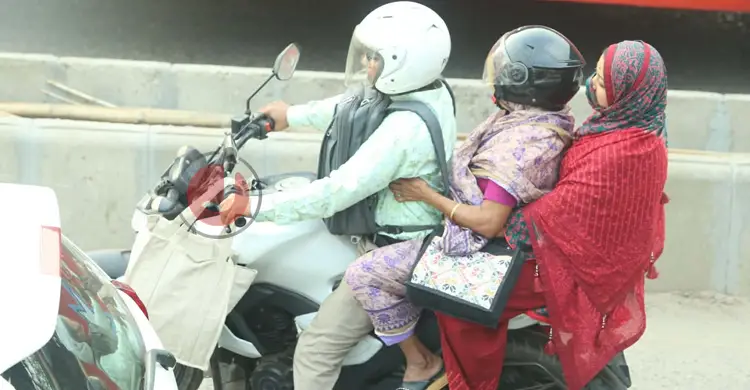 ঝুঁকি জেনেও মোটরসাইকেলে ২০ লাখ পরিবারের ঈদযাত্রা