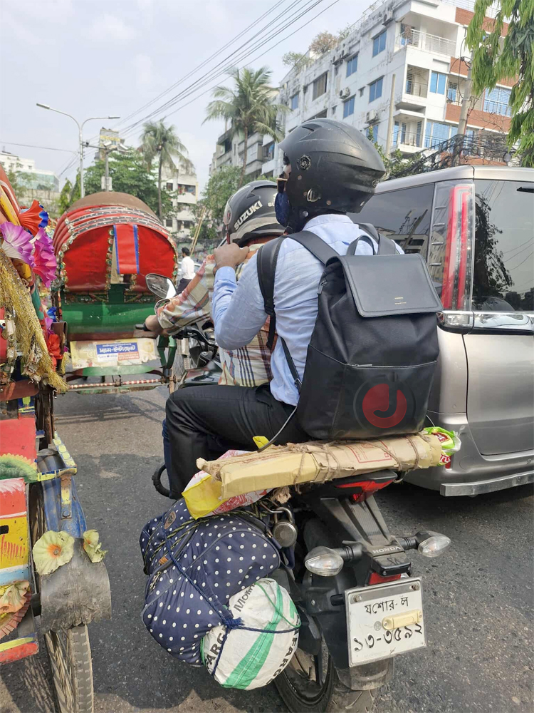 ঝুঁকি জেনেও মোটরসাইকেলে ২০ লাখ পরিবারের ঈদযাত্রা