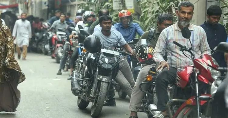 তেল নিতেই ঘণ্টা পার, আয় কমেছে রাইড শেয়ার চালকদের