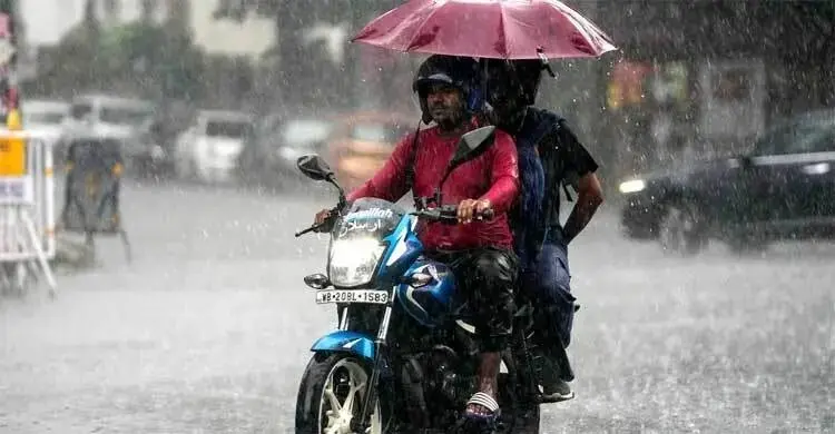বৃষ্টিতে বাইক চালানোর সময় যেসব বিষয়ে নজর রাখবেন