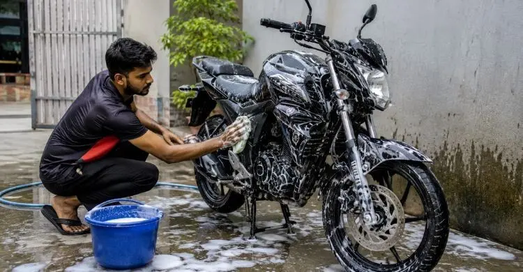 বাড়িতে বাইক ধোয়ার সময় এই ভুল করছেন না তো?