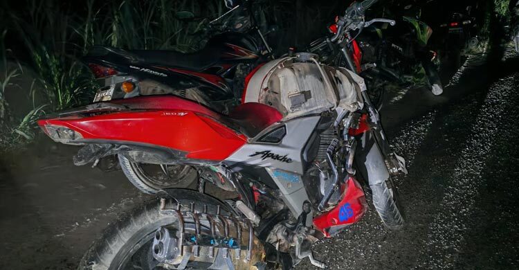 মোটরসাইকেল থেকে সড়কে পড়া দুই আরোহীকে চাপা দিয়ে মারলো গাড়ি