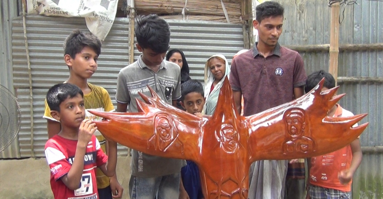 নিজের হাতে বানানো কাঠের ঈগল প্রধানমন্ত্রীকে উপহার দিতে চান বিকু