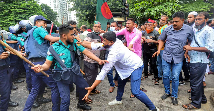 জলকামান-সাউন্ড গ্রেনেডে ছত্রভঙ্গ চাকরিচ্যুত বিডিআর সদস্যরা