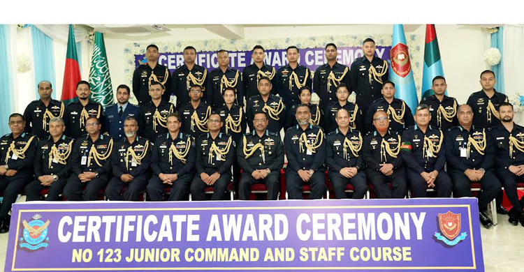 বিমানবাহিনীর জুনিয়র কমান্ড ও স্টাফ কোর্সের সনদপত্র বিতরণ