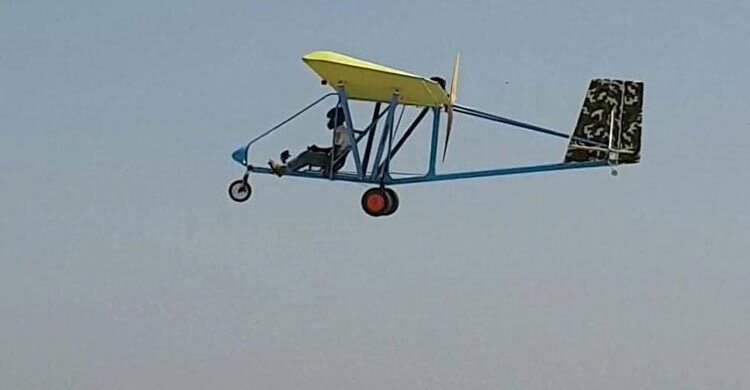 আকাশে উড়ছে জুলহাসের তৈরি উড়োজাহাজ